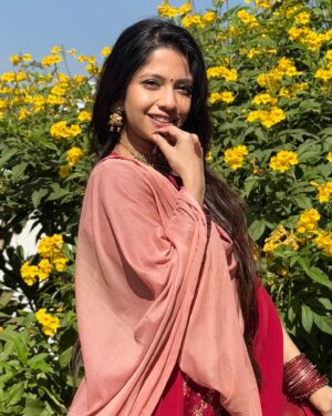 Kinjal Rajpriya Instagram - सुहानी धूप, गुलाबी ठंड और शादी का माहौल 🌺 #VatavaranVibes