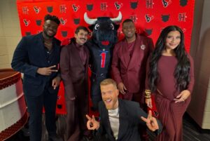 Kirstin Maldonado Instagram - So grateful for this opportunity to sing the National Anthem on Christmas Day at the Texans x Ravens game and um, “sharing the field” not only with the @nfl but with queen @beyonce ?! Truly so iconic!! Baby in utero is a big fan of both 😜

Thank you to our amazing team for taking care of us and a special shoutout to those that made this SEVEN MONTH (wow) pregnant woman feel like an actual goddess which feels HARD in that final trimester. I felt extremely proud and accomplished to come out and be able to continue to perform after a long tour at this capacity and feeling so great!!!

@jay_artistry @cdicelove13 @amirasallure @brazilianlymphspa 😍😍😍 THANK U THANK U ILY GLAM SQUAD 

@sarahscrossland @maudelexx @sarabxoxo @heathertaekman @lucas_sader_ @jay_artistry Lisa @kylerichardcrossland thanks for letting us take up your entire holiday/season lmao love yall 😂❤️

And finally thankful to my Elliana and @hausdo for always joining on the adventure. Merry Christmas to my beautiful fam 🥹❤️ Watching Beyoncé w Blue made me even more grateful and sentimental for the opportunity to share my career and passion with my daughter ❤️