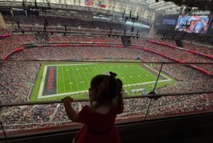 Kirstin Maldonado Instagram - So grateful for this opportunity to sing the National Anthem on Christmas Day at the Texans x Ravens game and um, “sharing the field” not only with the @nfl but with queen @beyonce ?! Truly so iconic!! Baby in utero is a big fan of both 😜

Thank you to our amazing team for taking care of us and a special shoutout to those that made this SEVEN MONTH (wow) pregnant woman feel like an actual goddess which feels HARD in that final trimester. I felt extremely proud and accomplished to come out and be able to continue to perform after a long tour at this capacity and feeling so great!!!

@jay_artistry @cdicelove13 @amirasallure @brazilianlymphspa 😍😍😍 THANK U THANK U ILY GLAM SQUAD 

@sarahscrossland @maudelexx @sarabxoxo @heathertaekman @lucas_sader_ @jay_artistry Lisa @kylerichardcrossland thanks for letting us take up your entire holiday/season lmao love yall 😂❤️

And finally thankful to my Elliana and @hausdo for always joining on the adventure. Merry Christmas to my beautiful fam 🥹❤️ Watching Beyoncé w Blue made me even more grateful and sentimental for the opportunity to share my career and passion with my daughter ❤️