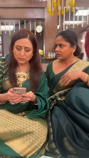 Kishori Shahane Instagram - Babita being Babita!!! 😵‍💫😩🤭

#kmtmg #kaisemujhetummilgaye #babitaahuja #bhavanichitnis #trending #television #serial #dailysoap #zeetv