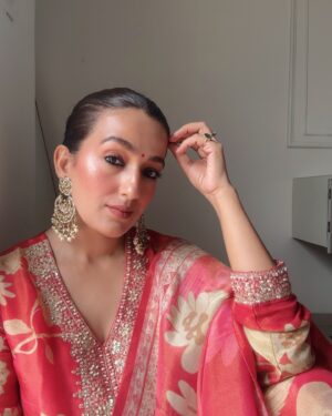 Kiwi Tandon Instagram - 🪔Stepping in to a festive month with grace and ethnic vibes ✨✨

(Festive outfits, festival looks, karwachauth outfits, Diwali look, karwachauth makeup, Diwali makeup, ethnic wear, myntra finds ) 

#ethniclook #karwachauthspecial #diwalioutfit #karwachauth2024 
#karwachauthoutfit #karwachauthmakeup #diwalimakeup #brownskingirl #explore #makeupinspiration #fashioningluencer #festivaloutfits #grwm #indianfashionblogger #indianfashionblog #indiansuits #kurtasets #festivalkurtasets #browngirlbloggers #outfitinspirations #indianfestivals #navratri2024 
#weddingmakeup #newlywed #selfmakeup