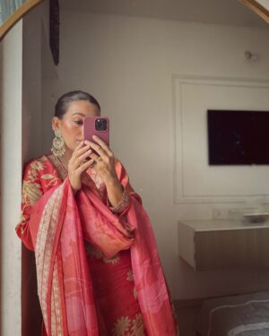 Kiwi Tandon Instagram - 🪔Stepping in to a festive month with grace and ethnic vibes ✨✨

(Festive outfits, festival looks, karwachauth outfits, Diwali look, karwachauth makeup, Diwali makeup, ethnic wear, myntra finds ) 

#ethniclook #karwachauthspecial #diwalioutfit #karwachauth2024 
#karwachauthoutfit #karwachauthmakeup #diwalimakeup #brownskingirl #explore #makeupinspiration #fashioningluencer #festivaloutfits #grwm #indianfashionblogger #indianfashionblog #indiansuits #kurtasets #festivalkurtasets #browngirlbloggers #outfitinspirations #indianfestivals #navratri2024 
#weddingmakeup #newlywed #selfmakeup