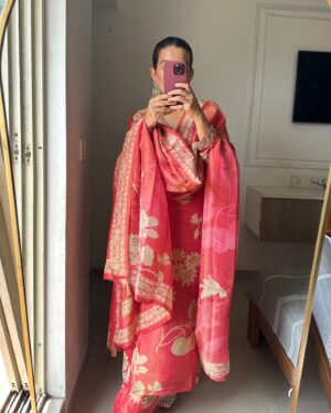 Kiwi Tandon Instagram - 🪔Stepping in to a festive month with grace and ethnic vibes ✨✨

(Festive outfits, festival looks, karwachauth outfits, Diwali look, karwachauth makeup, Diwali makeup, ethnic wear, myntra finds ) 

#ethniclook #karwachauthspecial #diwalioutfit #karwachauth2024 
#karwachauthoutfit #karwachauthmakeup #diwalimakeup #brownskingirl #explore #makeupinspiration #fashioningluencer #festivaloutfits #grwm #indianfashionblogger #indianfashionblog #indiansuits #kurtasets #festivalkurtasets #browngirlbloggers #outfitinspirations #indianfestivals #navratri2024 
#weddingmakeup #newlywed #selfmakeup