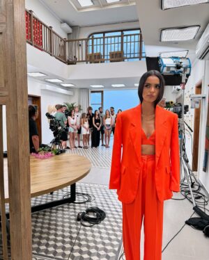 Klaudia El Dursi Instagram - Od 5 lat rok w rok o tej porze skrzętnie pakowałam walizki i leciałam w nieznane rozpoczynając cudowne przygody kręcąc kolejne sezony Hotelu Paradise. Na przestrzeni tych lat na planie łącznie spędziłam rok i 4 miesiące. 
Tym razem jest inaczej.. Choć walizki były już spakowane, to jednak ja nigdzie nie lecę, niestety zabraknie mnie na Filipinach, gdzie będą kręcone nowe edycje HP 💔
Przyznam, że nie była to dla mnie łatwa decyzja, trochę jakbym musiała oddać cząstkę siebie. Wiem jednak, że to jest jedyne słuszne rozwiazanie dla dzieciątka które rośnie w moim brzuszku 🫶🏽
Ale nie obawiajcie się, Hotel będzie i będzie 🔥
A cudowania Edyta Zając przejmie stery. Dajcie jej trochę wsparcia ❤️