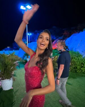 Klaudia El Dursi Instagram - Od 5 lat rok w rok o tej porze skrzętnie pakowałam walizki i leciałam w nieznane rozpoczynając cudowne przygody kręcąc kolejne sezony Hotelu Paradise. Na przestrzeni tych lat na planie łącznie spędziłam rok i 4 miesiące. 
Tym razem jest inaczej.. Choć walizki były już spakowane, to jednak ja nigdzie nie lecę, niestety zabraknie mnie na Filipinach, gdzie będą kręcone nowe edycje HP 💔
Przyznam, że nie była to dla mnie łatwa decyzja, trochę jakbym musiała oddać cząstkę siebie. Wiem jednak, że to jest jedyne słuszne rozwiazanie dla dzieciątka które rośnie w moim brzuszku 🫶🏽
Ale nie obawiajcie się, Hotel będzie i będzie 🔥
A cudowania Edyta Zając przejmie stery. Dajcie jej trochę wsparcia ❤️
