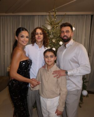 Klaudia El Dursi Instagram - Kochani dużo Spokoju, Miłości i Życzliwości Wam życzymy🎄❤️ Te Święta są dla nas wyjątkowe, ale to już wiecie.. Mnie nauczyły jednak jeszcze czegoś więcej, nauczyły odpuszczać. I choć na choince nie ma kokardy, którą planowałam zrobić od tygodni ( samopoczucie wybrało odpoczynek ), zabrakło ozdób, nie powstała zimowa góra która miała zdobić korytarz, ja zasiadłam do Wigilii z nieumytą głowa- stąd kitka. To to wszystko i wiele więcej dałabym radę zrobić, ale uczę się odpuszczać, bardziej wyluzować, nie wszystko musi być tak perfekcyjnie jakbyśmy tego chcieli.
I tego Wam właśnie życzę. Dużo spokoju i umiejętności odpuszczania ❤️🎄