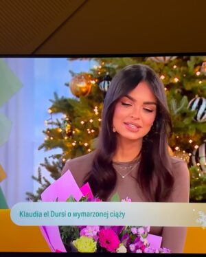 Klaudia El Dursi Instagram - Od 5 lat rok w rok o tej porze skrzętnie pakowałam walizki i leciałam w nieznane rozpoczynając cudowne przygody kręcąc kolejne sezony Hotelu Paradise. Na przestrzeni tych lat na planie łącznie spędziłam rok i 4 miesiące. 
Tym razem jest inaczej.. Choć walizki były już spakowane, to jednak ja nigdzie nie lecę, niestety zabraknie mnie na Filipinach, gdzie będą kręcone nowe edycje HP 💔
Przyznam, że nie była to dla mnie łatwa decyzja, trochę jakbym musiała oddać cząstkę siebie. Wiem jednak, że to jest jedyne słuszne rozwiazanie dla dzieciątka które rośnie w moim brzuszku 🫶🏽
Ale nie obawiajcie się, Hotel będzie i będzie 🔥
A cudowania Edyta Zając przejmie stery. Dajcie jej trochę wsparcia ❤️