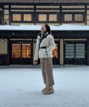 Koe Yeet Instagram - Back in the snow after a year…
Still not skiing because gravity and I have unresolved issues. Snow walking it is ❄️⛄️

Very determined not to injure myself this round 😂