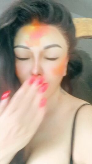 Koena Mitra Instagram - Happy Holi to all celebrating 🥳❤️🔥❤️‍🔥

#holi #holifestival #love #koena #colors