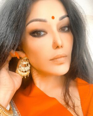 Koena Mitra Instagram - Shubho Noboborsho to all🌺 

Happy Poila Baisakh🌺 

#bengalifestival #noboborsho #newyear #beginnings #lovewins #loved #lovemyjob #livemylife #loveislife❤ #koena #koenamitraofficial