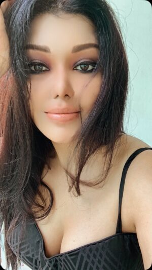 Koena Mitra Instagram - Sunday bliss 🥂 

(Not a selfie expert) 🥲 

#koenamitra #koena #instagood #lovemyjob #instadaily # traveller #instagram #lovelife #sunkissed #sundaymood #sundayreset #sundaymood☀️ #weekendvibes #weekendvibes💕 #selfie #selfiesunday