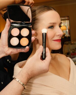 Kristen Bell Instagram - ✨Golden Globes✨ thank you @chanel.beauty 

Hair @jennychohair 
Makeup @quinnmurphy 
Stylist @nicolechavezstyle 
Nails @nailartbyqueenie 
Photographer @jgeigs 

@welovecoco