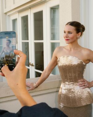 Kristen Bell Instagram - ✨Golden Globes✨ thank you @chanel.beauty 

Hair @jennychohair 
Makeup @quinnmurphy 
Stylist @nicolechavezstyle 
Nails @nailartbyqueenie 
Photographer @jgeigs 

@welovecoco