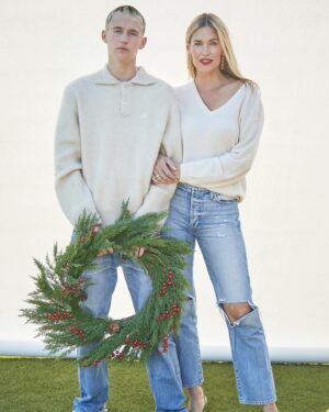 Kristen Taekman Instagram - Merry Christmas!! Wishing you all a wonderful holiday and a healthy happy new year!! ❄️🎅🎄❤️ @allenzaki 📸
