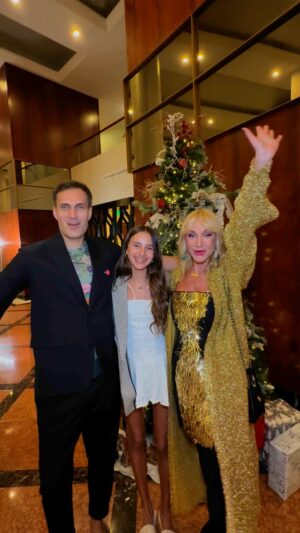 Kristina Orbakayte Instagram - С Новым Годом! 2025! 🎄❤️#кристинаорбакайте #клавдияземцова @iamzemtsov