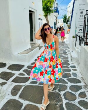 Kriti Sanon Instagram - In the white lanes of Santorini carrying all the colors on me!! 🩷💚🩵💛

In @labelnobo 

#Throwback