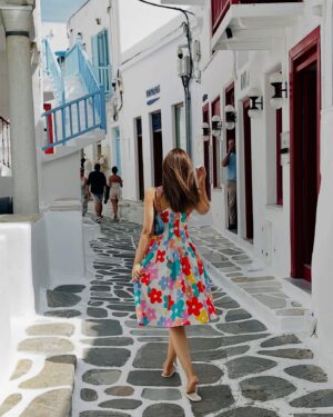 Kriti Sanon Instagram - In the white lanes of Santorini carrying all the colors on me!! 🩷💚🩵💛

In @labelnobo 

#Throwback