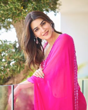 Kriti Sanon Instagram - There’s something about indian weddings and dancing on Oh Ho Ho Ho by Sukhbir! 😍💖

What’s your fav shaadi song? 🤪💃🏻