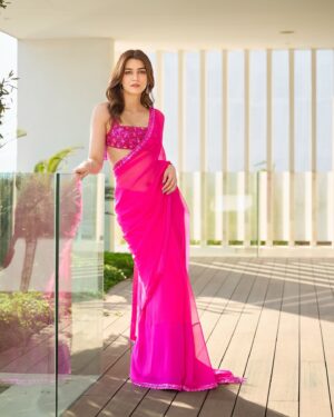 Kriti Sanon Instagram - There’s something about indian weddings and dancing on Oh Ho Ho Ho by Sukhbir! 😍💖

What’s your fav shaadi song? 🤪💃🏻