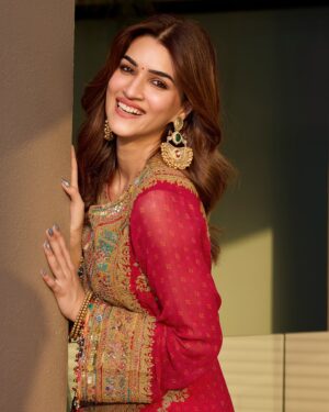 Kriti Sanon Instagram - There’s something about indian weddings and dancing on Oh Ho Ho Ho by Sukhbir! 😍💖

What’s your fav shaadi song? 🤪💃🏻