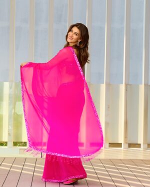 Kriti Sanon Instagram - There’s something about indian weddings and dancing on Oh Ho Ho Ho by Sukhbir! 😍💖

What’s your fav shaadi song? 🤪💃🏻