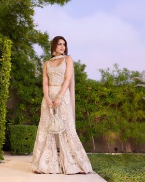 Kriti Sanon Instagram - There’s something about indian weddings and dancing on Oh Ho Ho Ho by Sukhbir! 😍💖

What’s your fav shaadi song? 🤪💃🏻