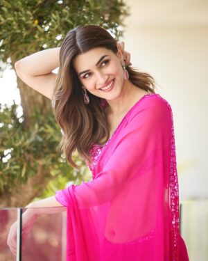 Kriti Sanon Instagram - There’s something about indian weddings and dancing on Oh Ho Ho Ho by Sukhbir! 😍💖

What’s your fav shaadi song? 🤪💃🏻