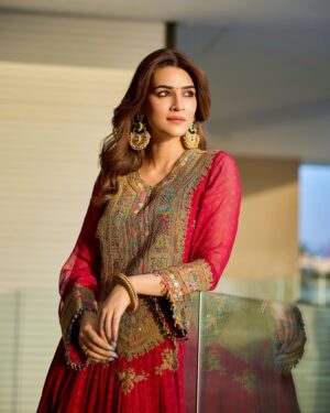 Kriti Sanon Instagram - There’s something about indian weddings and dancing on Oh Ho Ho Ho by Sukhbir! 😍💖

What’s your fav shaadi song? 🤪💃🏻