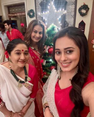 Krutika Desai Khan Instagram - Merry Christmas 2024 🎄❤️

#krutikadesai #kd #merrychristmas #2024 #december #lights #star #carol #secretsanta #gifts #jinglebells #winter #snow #best #festive #season #love #blessed #prayer #manifestation #gratitude #kindness #bliss #bts #anupamaa #pakhi #starplus #dkp #positivevibes #spreadlove