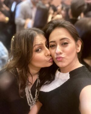 Krutika Desai Khan Instagram - Aao Kabhi Haveli pe 👳🏻‍♂️ Celebrating two milestones 🎉 
Birthday Bash of our wonderful director @romeshkalra sir 🥳 and Launch of @sardaarji_restaurant 🎊 Thank you @rajan.shahi.543 Sir & @romeshkalra Sir for having us with the @directorskutproduction Family 💃🏻🪩🕺
Congratulations @rajan.shahi.543 @rajkalra1 @romeshkalra for the new venture of @sardaarji_restaurant 💐🍾🥂
A night to remember filled with joy, smiling faces, amazing food, dance, masti & lots of love ♥️ 

#krutikadesai #kd #anupamaa #dkp #family #fun #love #laughter #birthday #bash #launch #event #party #famjam #friday #night #potd #instagram #positivevibes #gratitude #spreadlove