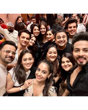 Krutika Desai Khan Instagram - Aao Kabhi Haveli pe 👳🏻‍♂️ Celebrating two milestones 🎉 
Birthday Bash of our wonderful director @romeshkalra sir 🥳 and Launch of @sardaarji_restaurant 🎊 Thank you @rajan.shahi.543 Sir & @romeshkalra Sir for having us with the @directorskutproduction Family 💃🏻🪩🕺
Congratulations @rajan.shahi.543 @rajkalra1 @romeshkalra for the new venture of @sardaarji_restaurant 💐🍾🥂
A night to remember filled with joy, smiling faces, amazing food, dance, masti & lots of love ♥️ 

#krutikadesai #kd #anupamaa #dkp #family #fun #love #laughter #birthday #bash #launch #event #party #famjam #friday #night #potd #instagram #positivevibes #gratitude #spreadlove