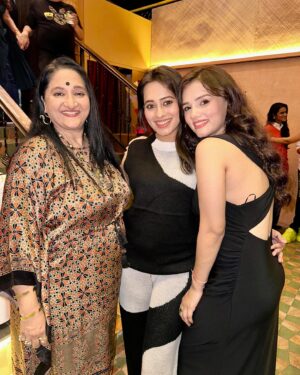 Krutika Desai Khan Instagram - Aao Kabhi Haveli pe 👳🏻‍♂️ Celebrating two milestones 🎉 
Birthday Bash of our wonderful director @romeshkalra sir 🥳 and Launch of @sardaarji_restaurant 🎊 Thank you @rajan.shahi.543 Sir & @romeshkalra Sir for having us with the @directorskutproduction Family 💃🏻🪩🕺
Congratulations @rajan.shahi.543 @rajkalra1 @romeshkalra for the new venture of @sardaarji_restaurant 💐🍾🥂
A night to remember filled with joy, smiling faces, amazing food, dance, masti & lots of love ♥️ 

#krutikadesai #kd #anupamaa #dkp #family #fun #love #laughter #birthday #bash #launch #event #party #famjam #friday #night #potd #instagram #positivevibes #gratitude #spreadlove