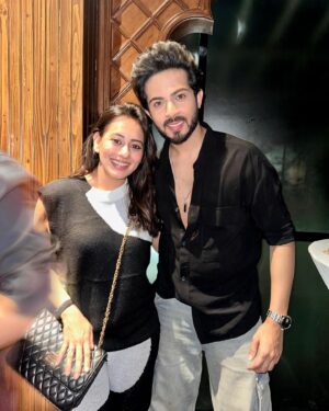 Krutika Desai Khan Instagram - Aao Kabhi Haveli pe 👳🏻‍♂️ Celebrating two milestones 🎉 
Birthday Bash of our wonderful director @romeshkalra sir 🥳 and Launch of @sardaarji_restaurant 🎊 Thank you @rajan.shahi.543 Sir & @romeshkalra Sir for having us with the @directorskutproduction Family 💃🏻🪩🕺
Congratulations @rajan.shahi.543 @rajkalra1 @romeshkalra for the new venture of @sardaarji_restaurant 💐🍾🥂
A night to remember filled with joy, smiling faces, amazing food, dance, masti & lots of love ♥️ 

#krutikadesai #kd #anupamaa #dkp #family #fun #love #laughter #birthday #bash #launch #event #party #famjam #friday #night #potd #instagram #positivevibes #gratitude #spreadlove