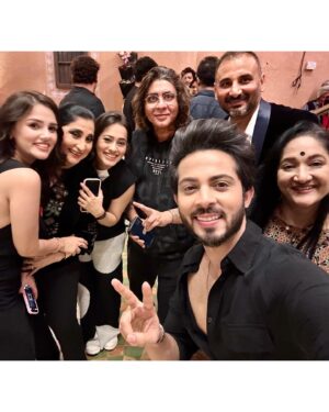 Krutika Desai Khan Instagram - Aao Kabhi Haveli pe 👳🏻‍♂️ Celebrating two milestones 🎉 
Birthday Bash of our wonderful director @romeshkalra sir 🥳 and Launch of @sardaarji_restaurant 🎊 Thank you @rajan.shahi.543 Sir & @romeshkalra Sir for having us with the @directorskutproduction Family 💃🏻🪩🕺
Congratulations @rajan.shahi.543 @rajkalra1 @romeshkalra for the new venture of @sardaarji_restaurant 💐🍾🥂
A night to remember filled with joy, smiling faces, amazing food, dance, masti & lots of love ♥️ 

#krutikadesai #kd #anupamaa #dkp #family #fun #love #laughter #birthday #bash #launch #event #party #famjam #friday #night #potd #instagram #positivevibes #gratitude #spreadlove