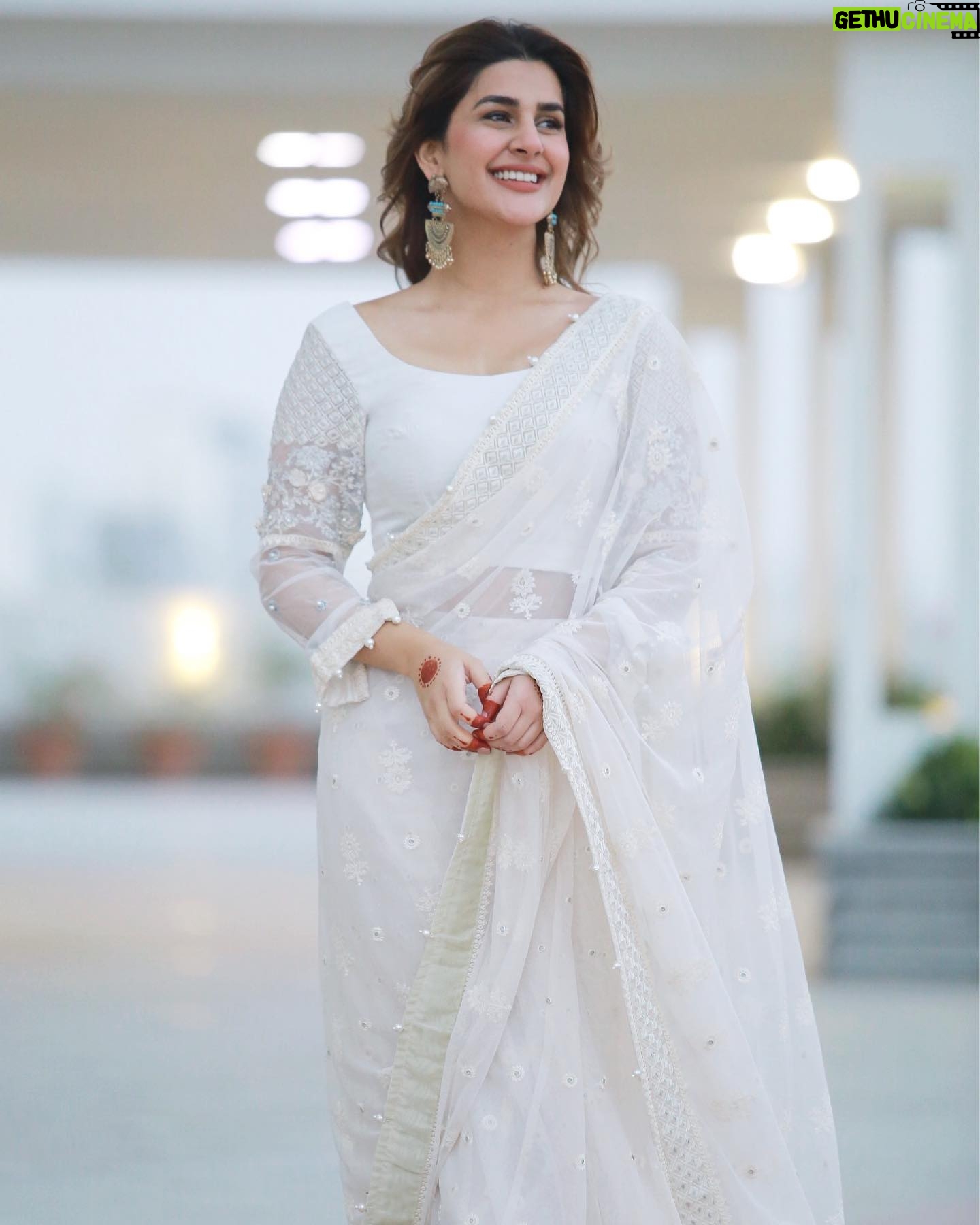 Kubra Khan - 283.2K Likes - Absolutely love my Eidi from @mariabofficial 🤍✨ #EidDay2
____________________________
👗: @mariabofficial
💄: @daanii_bukhari
📸: @omarsaeedofficial