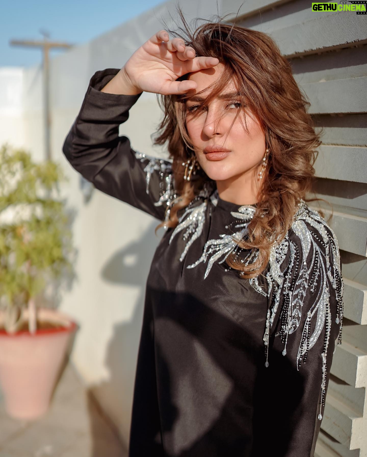 Kubra Khan - 186.5K Likes - @waniyabyma's Eid Edition
-wearing this pretty black outfit From the collection Soigné 🖤
Hair & Makeup @ikramgoharofficial
📷 @shahrukhsheikh_
@syrasheikh
#WaniyaByMa #WaniyaByMehrAzam #Soigne #EidEdition