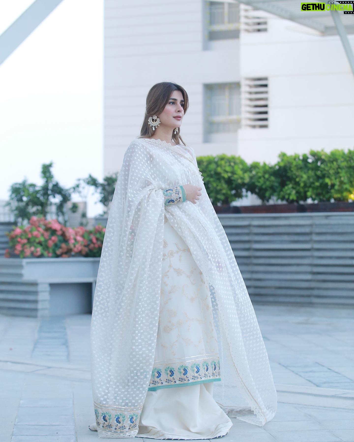 Kubra Khan - 291.6K Likes - Meri taraf se Aap Sab ko.. Bohot Bohot Eid Mubarak. Aap Sab ki Eid aapki iftari ke plate se ziyada khushiyon bhari ho. Ameen 🙏🏼❤️
👗: @sadaffawadkhan 💖
💄: @daanii_bukhari ❤️
📸: @omarsaeedofficial