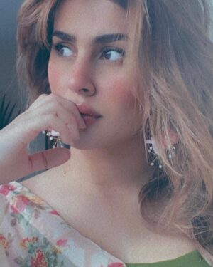 Kubra Khan Instagram - My mind feels like a foreign land.. not always tho... #SmallTownGirlInABigAracde