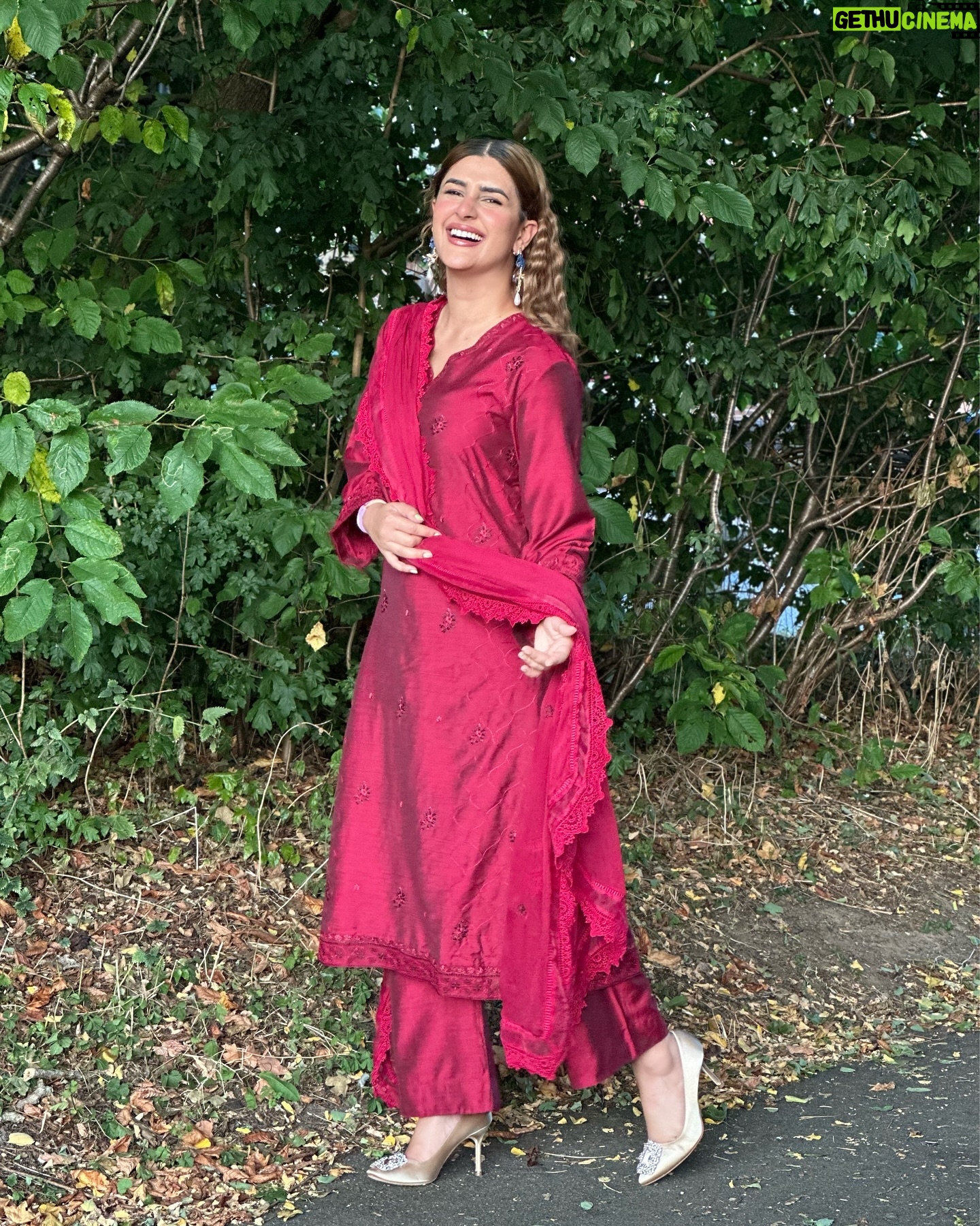 Kubra Khan - 151.1K Likes - It’s all about days filled with bright Sun and big smiles in @armas_clothing 🌞✨
Shop at: www.armasclothing.com
#Armas #WearArmas #ArmasFestive #Armasclothing