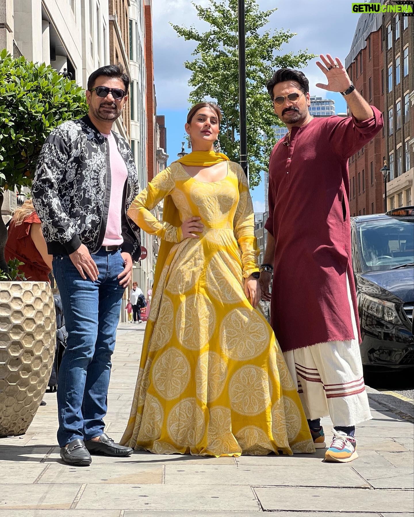 Kubra Khan - 140.9K Likes - Last picture : When you say “ #LondonNahiJaunga” and you end up in london. 🤣🤣🤣