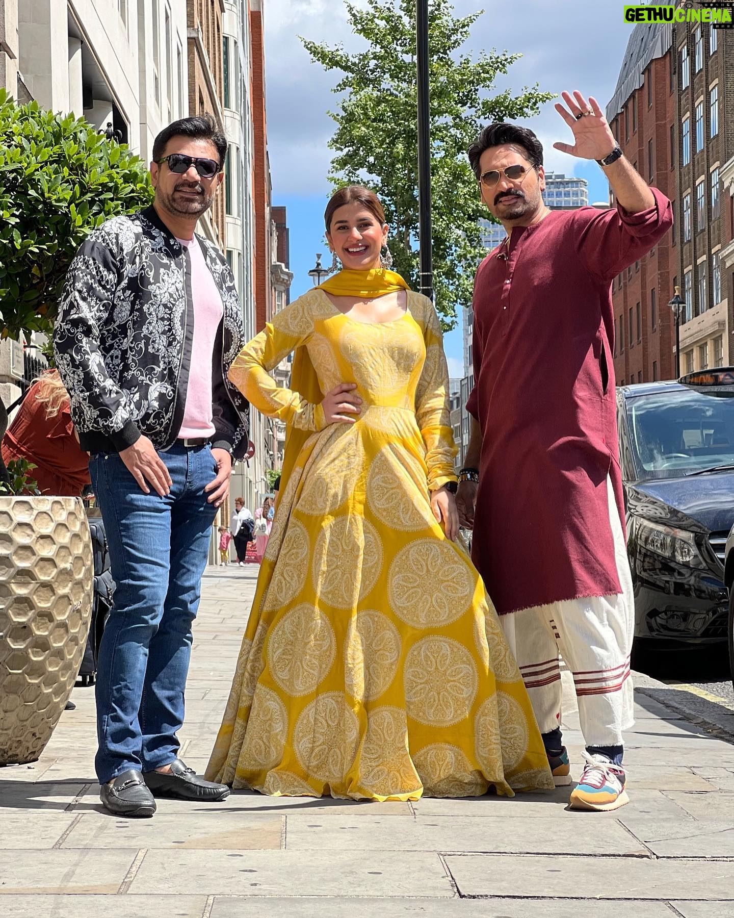 Kubra Khan - 140.9K Likes - Last picture : When you say “ #LondonNahiJaunga” and you end up in london. 🤣🤣🤣