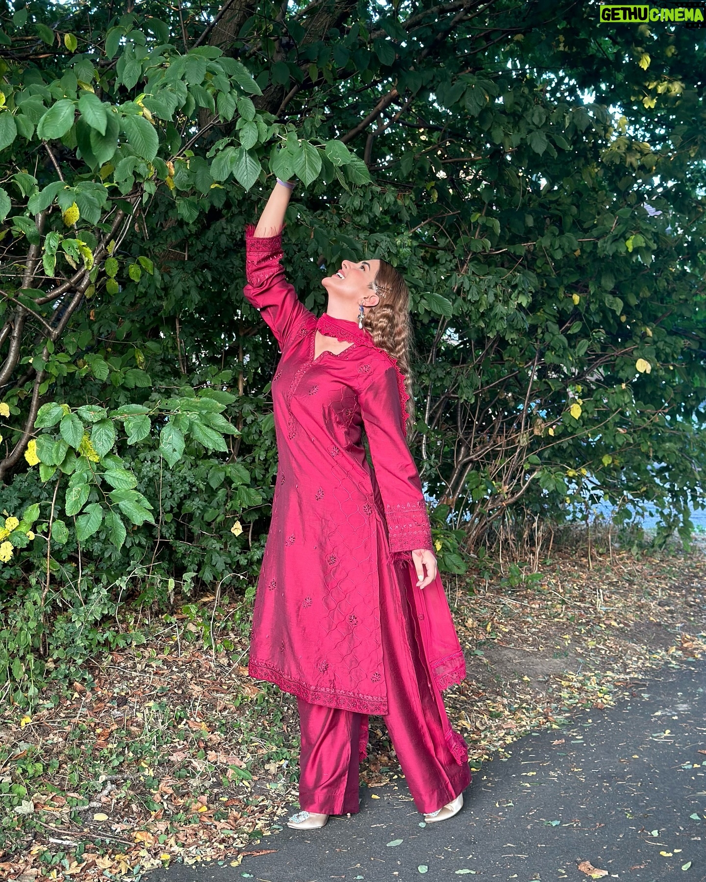 Kubra Khan - 151.1K Likes - It’s all about days filled with bright Sun and big smiles in @armas_clothing 🌞✨
Shop at: www.armasclothing.com
#Armas #WearArmas #ArmasFestive #Armasclothing