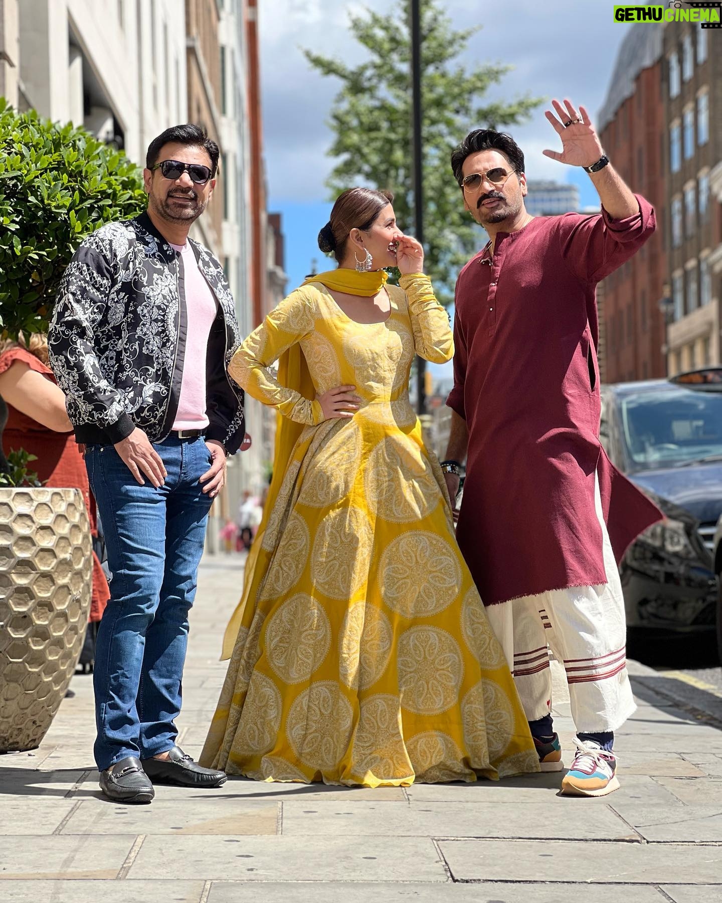 Kubra Khan - 140.9K Likes - Last picture : When you say “ #LondonNahiJaunga” and you end up in london. 🤣🤣🤣