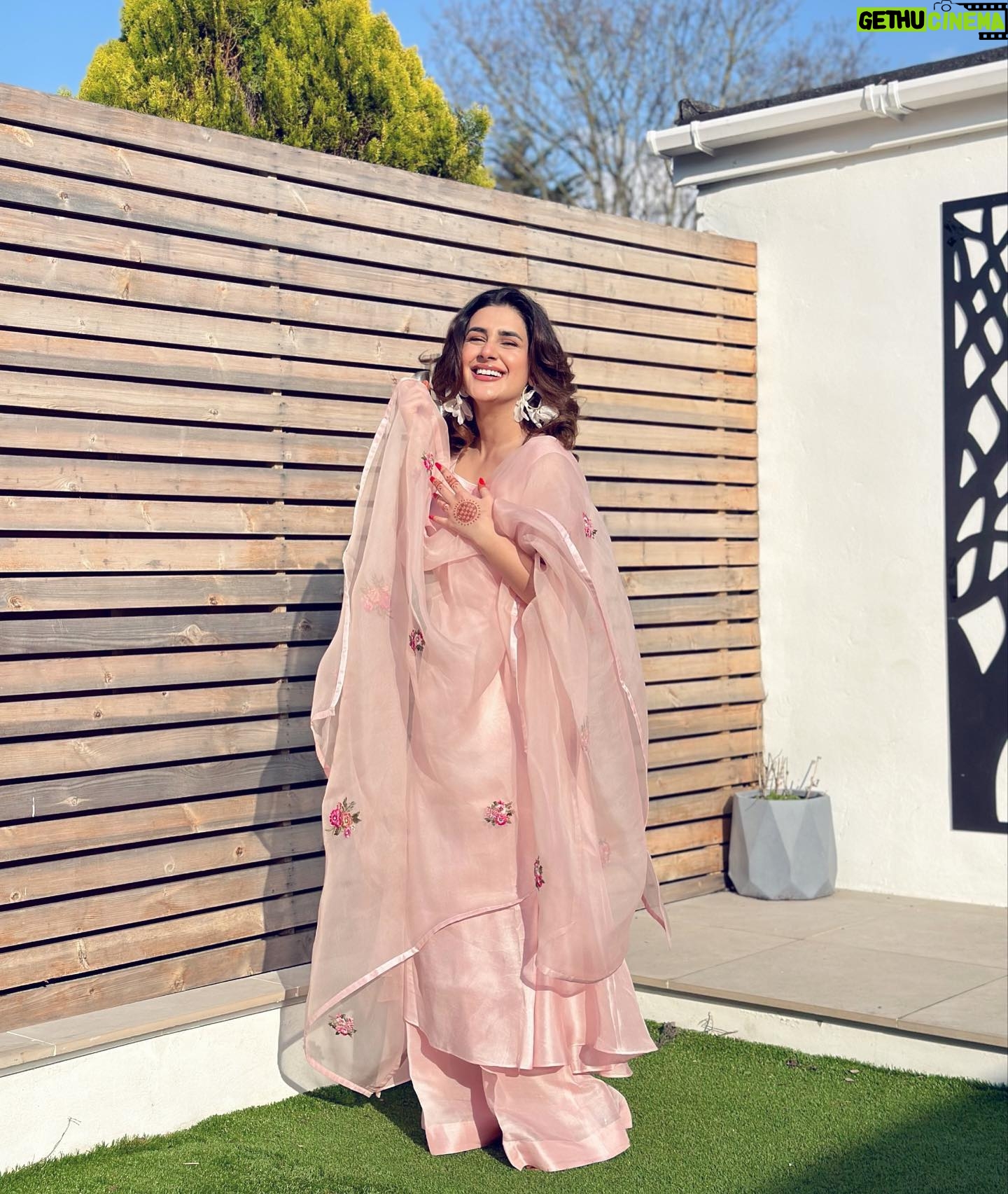 Kubra Khan - 221.9K Likes - Eid Mubarak everyone! And To all those Dosts of mine jo mujhe har saal Eidi detey hain, please meri Eidi nikaal ke side pe rakh dain. I’ll come back and take it. KTenksBye.
Also, @officialfahadhussayn I love my Eidi so much! I felt like a flower 🌸 😭 Thankies ❤️❤️