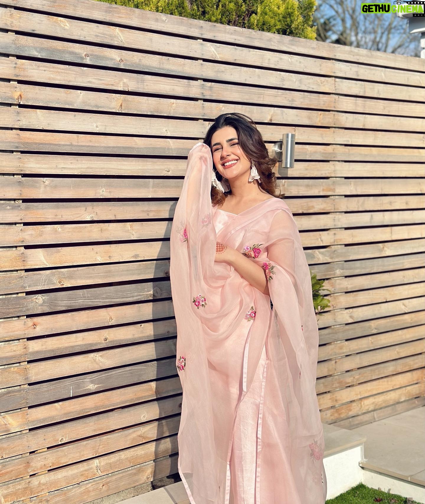 Kubra Khan - 221.9K Likes - Eid Mubarak everyone! And To all those Dosts of mine jo mujhe har saal Eidi detey hain, please meri Eidi nikaal ke side pe rakh dain. I’ll come back and take it. KTenksBye.
Also, @officialfahadhussayn I love my Eidi so much! I felt like a flower 🌸 😭 Thankies ❤️❤️