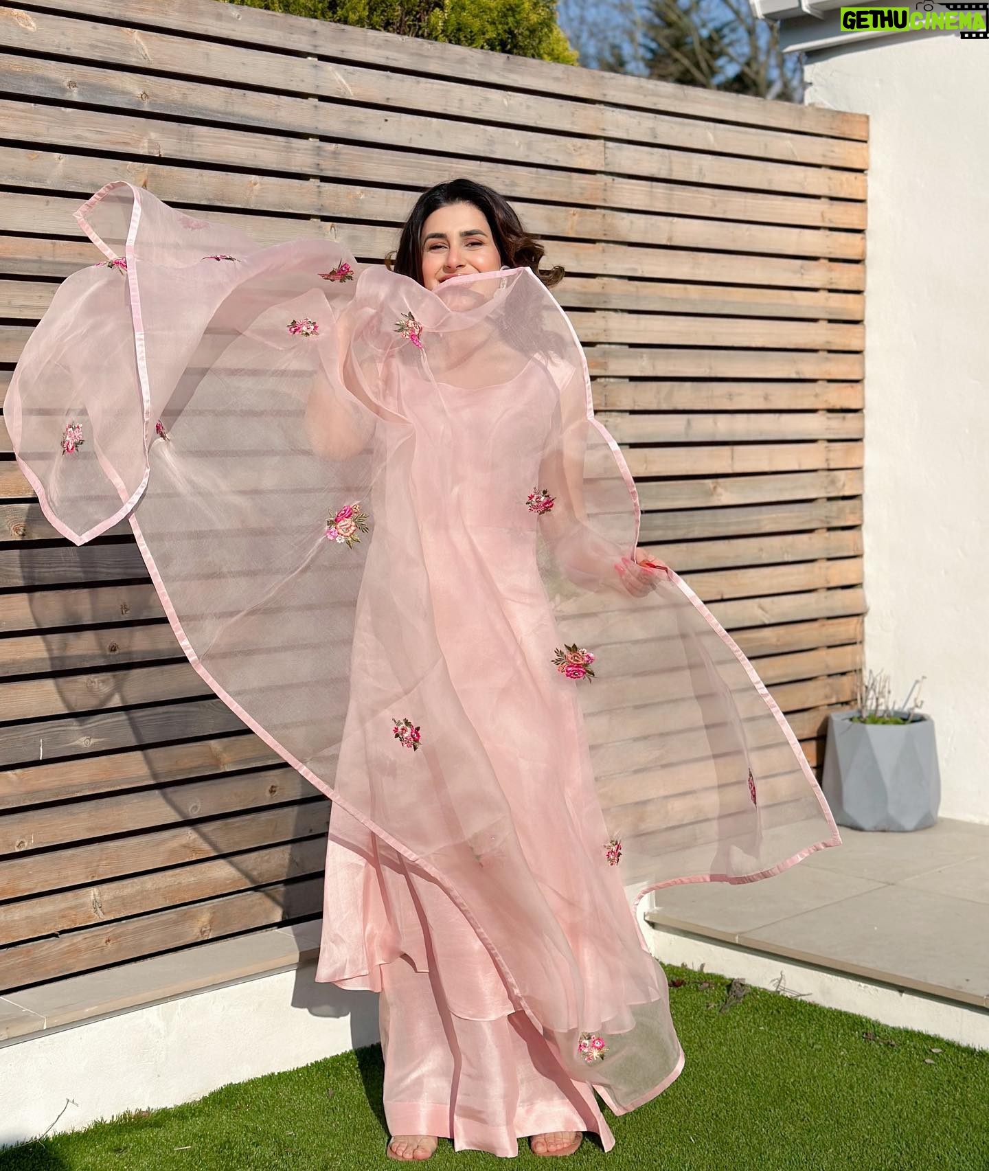 Kubra Khan - 221.9K Likes - Eid Mubarak everyone! And To all those Dosts of mine jo mujhe har saal Eidi detey hain, please meri Eidi nikaal ke side pe rakh dain. I’ll come back and take it. KTenksBye.
Also, @officialfahadhussayn I love my Eidi so much! I felt like a flower 🌸 😭 Thankies ❤️❤️