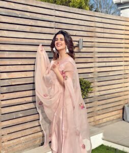 Actress Kubra Khan HD Photos and Wallpapers June 2023