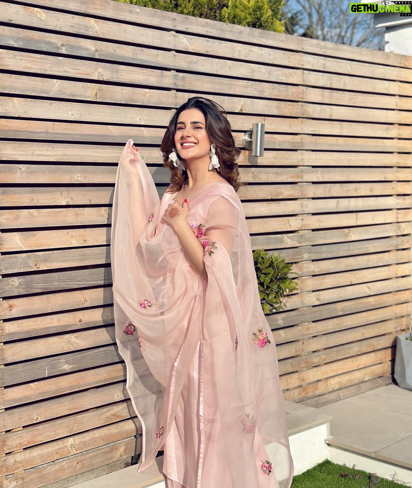 Kubra Khan - 221.9K Likes - Eid Mubarak everyone! And To all those Dosts of mine jo mujhe har saal Eidi detey hain, please meri Eidi nikaal ke side pe rakh dain. I’ll come back and take it. KTenksBye.
Also, @officialfahadhussayn I love my Eidi so much! I felt like a flower 🌸 😭 Thankies ❤️❤️