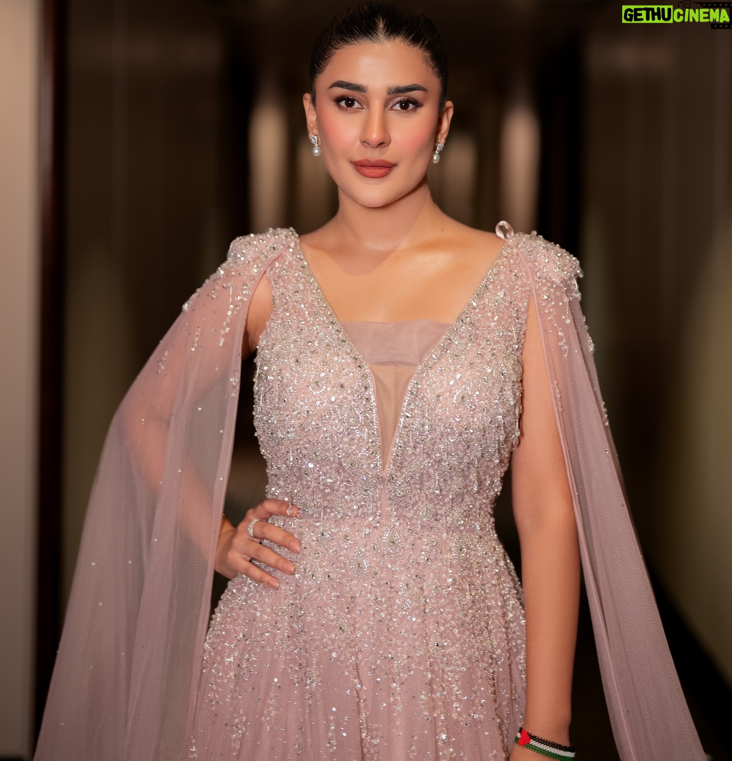 Kubra Khan - 265.1K Likes - If you couldn’t tell, I was shaking inside. The Nerves, the adrenaline..everything kicked in all at once. But more than that, the excitement of performing in my home town in front of my people was beyond everything.
Thank you London for always showering so much over me🥰 🥰 You will always be my first love. I love you ❤️🥰 #HumAwardsLondon2024
💄: @iambabarzaheer 😘❤️
👗: @esteleslondon 🥰
Styling : @zafshabir 🥰🧟♂️🤭
📸: @syedsaqlain1 🤗
Jewellery : @deeyajewellery ❤️