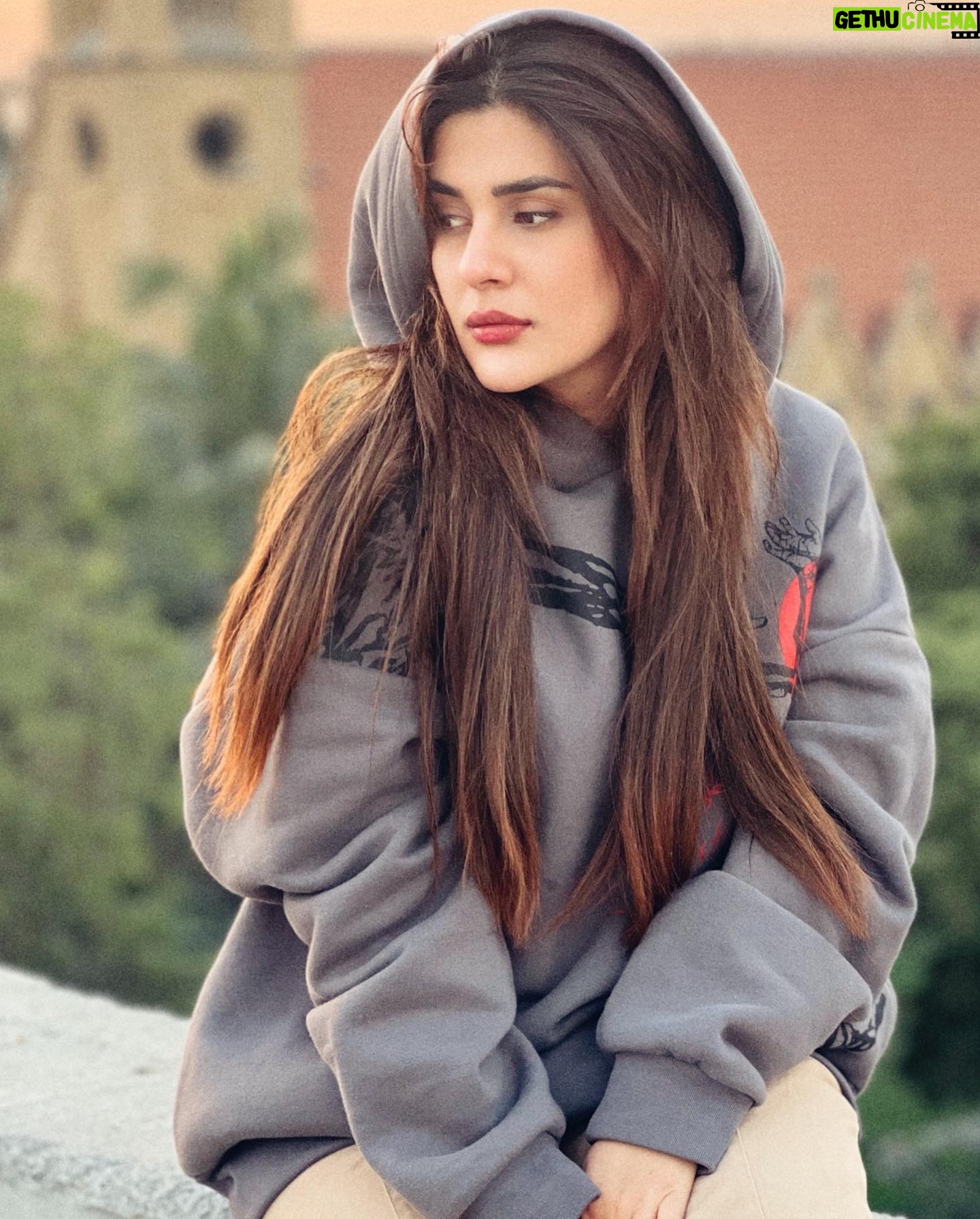 Kubra Khan - 270.2K Likes - Na Kar bandeya Meri Meri na ay teri na ay Meri
Char dina da Mela duniya. Fir mitti di dheri - #BullehShah @amara_sikander @amara_sikander